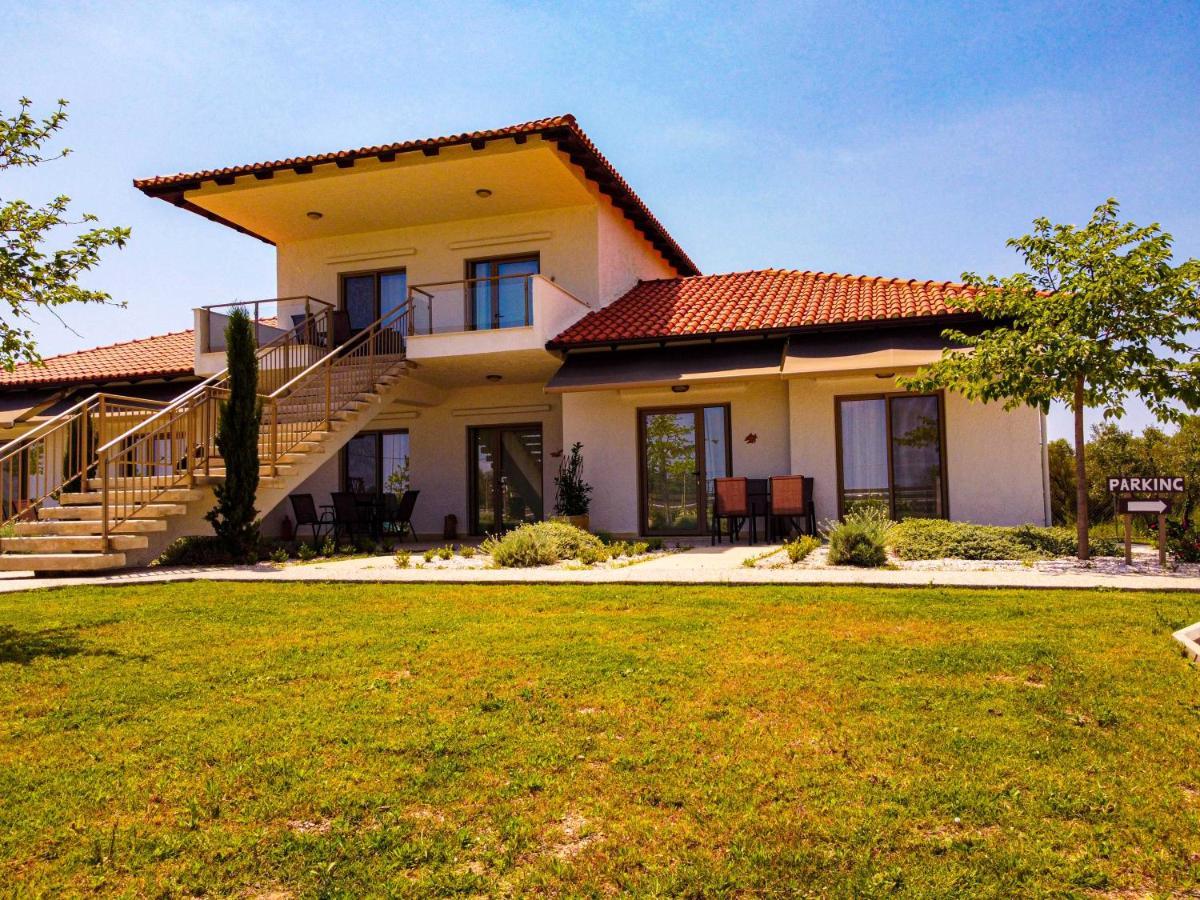Varkes Suites 2 네아 모우다니아 외부 사진