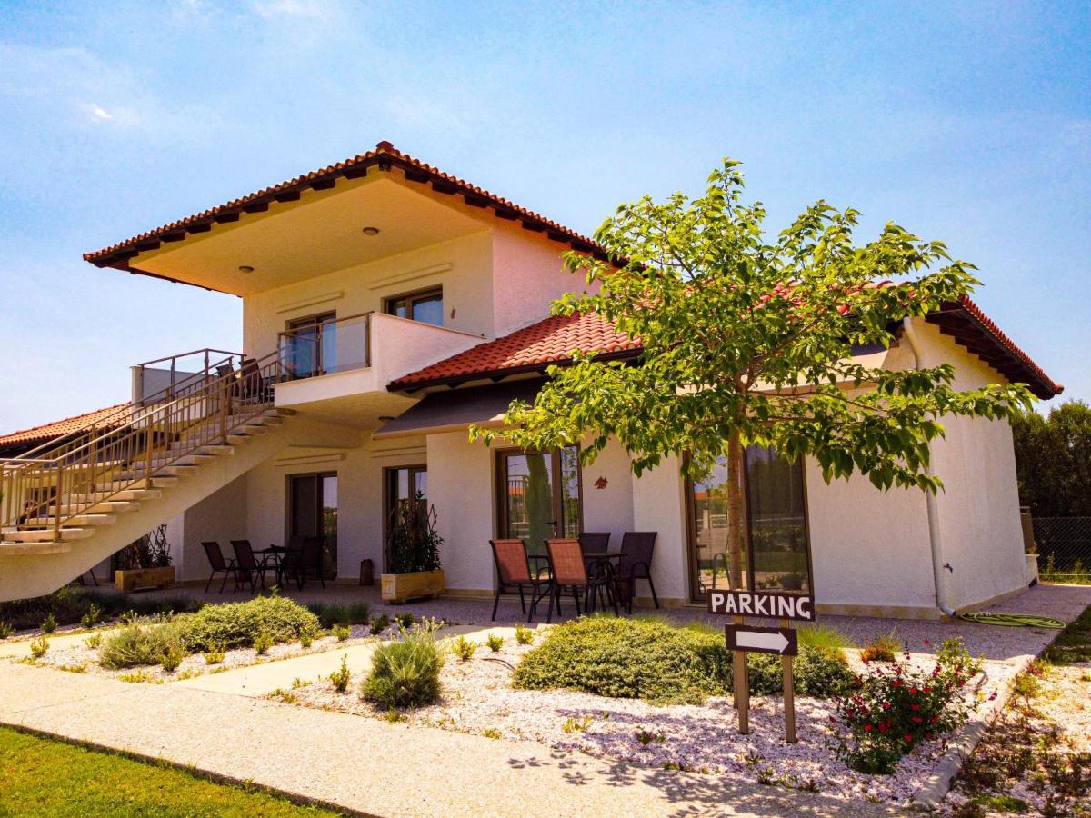 Varkes Suites 2 네아 모우다니아 외부 사진